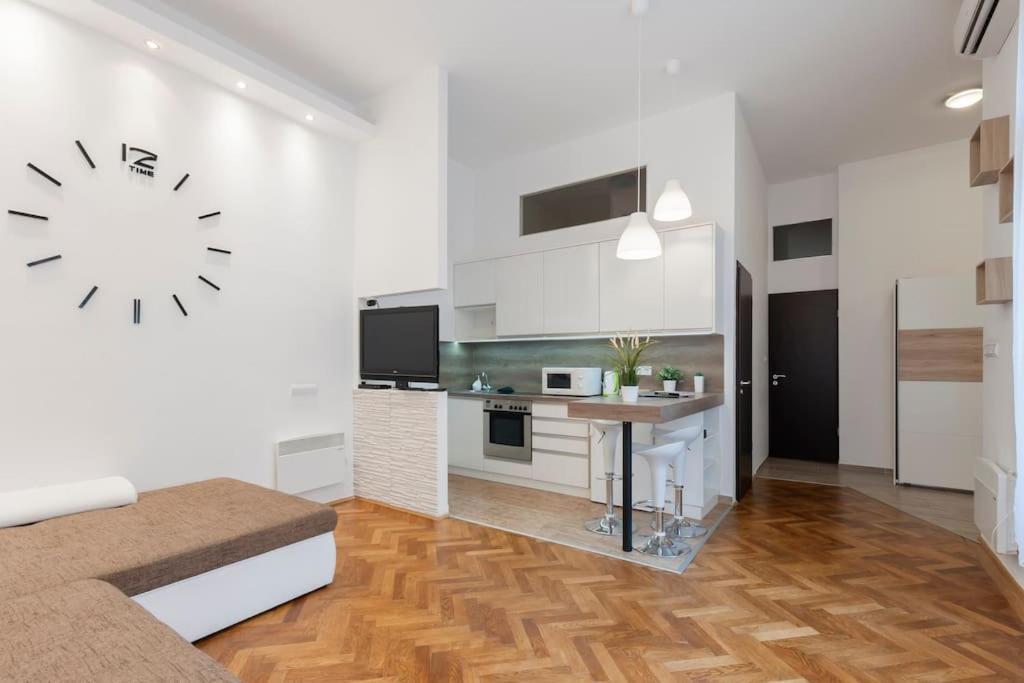 Szent Istvan Ter 4 Next To Basilica A 1 Bedroom Budapest Luaran gambar