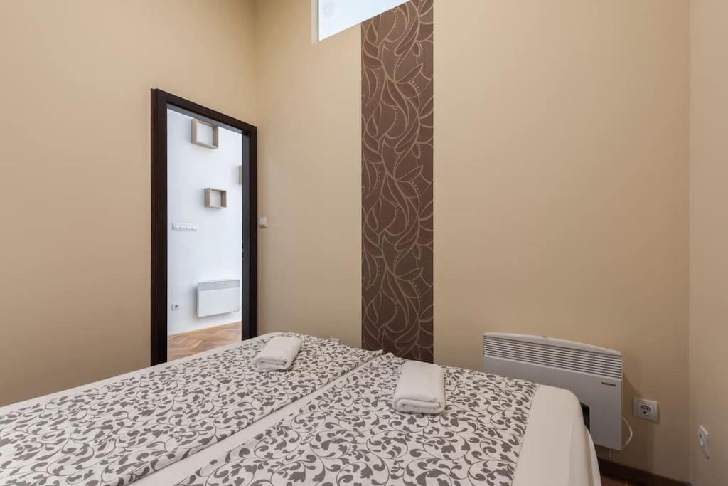 Szent Istvan Ter 4 Next To Basilica A 1 Bedroom Budapest Luaran gambar