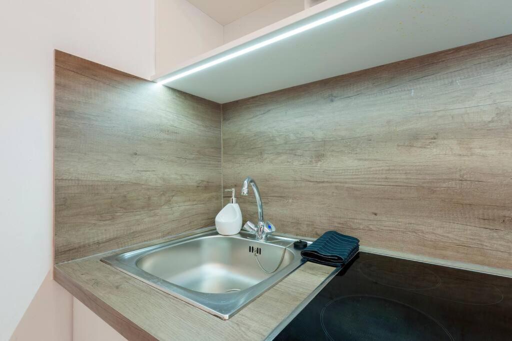 Szent Istvan Ter 4 Next To Basilica A 1 Bedroom Budapest Luaran gambar