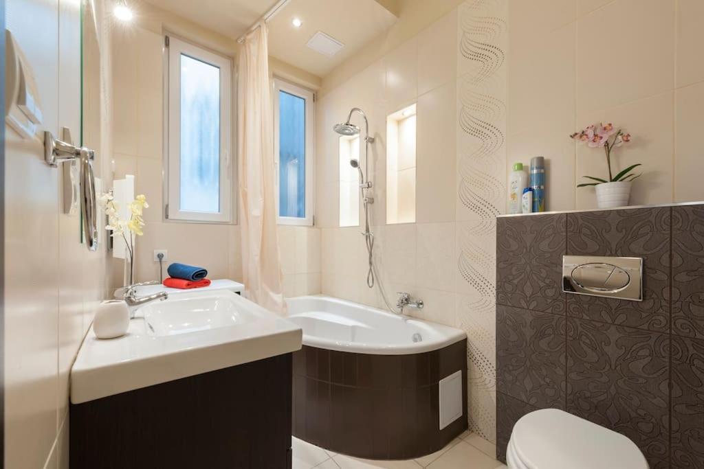 Szent Istvan Ter 4 Next To Basilica A 1 Bedroom Budapest Luaran gambar