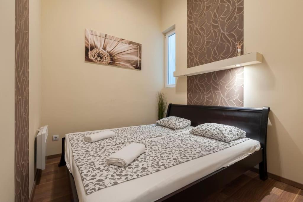 Szent Istvan Ter 4 Next To Basilica A 1 Bedroom Budapest Luaran gambar
