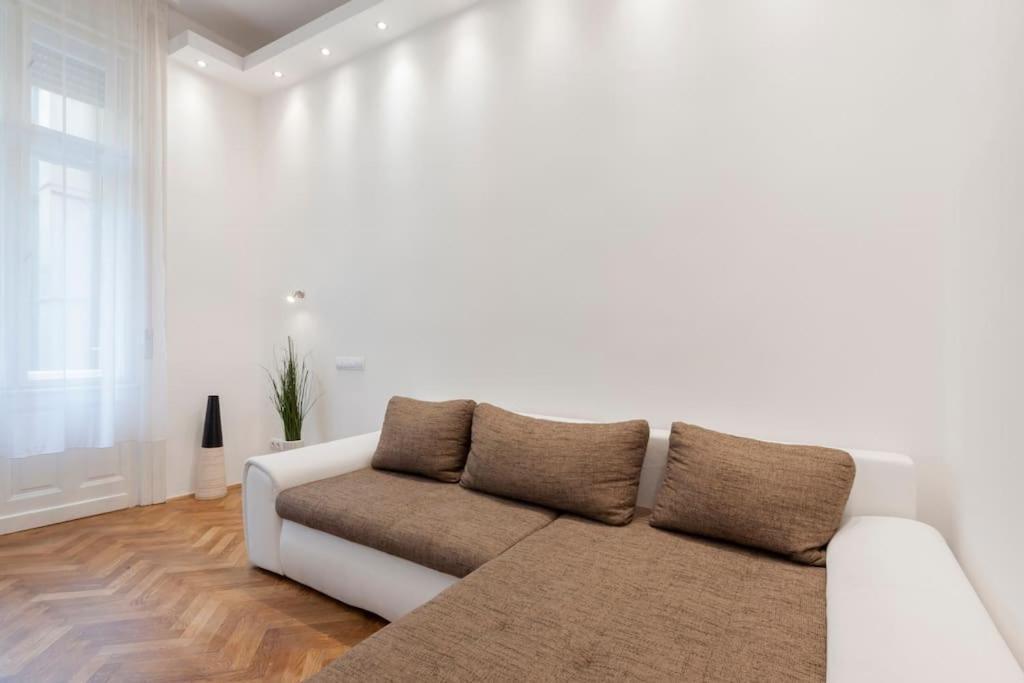 Szent Istvan Ter 4 Next To Basilica A 1 Bedroom Budapest Luaran gambar